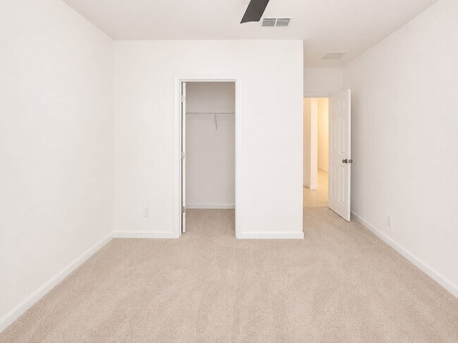 Building Photo - 140 Primrose Dr