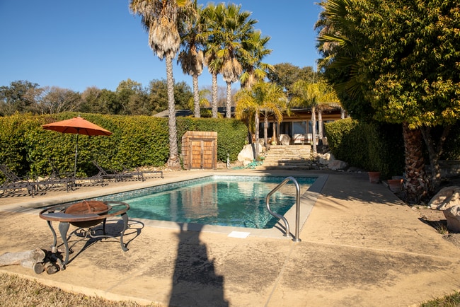 Building Photo - Janin Acers - Pool - Pet Friendly - FURNISHED OR UNFURNISHED