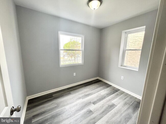 Building Photo - 2172 N Darien St