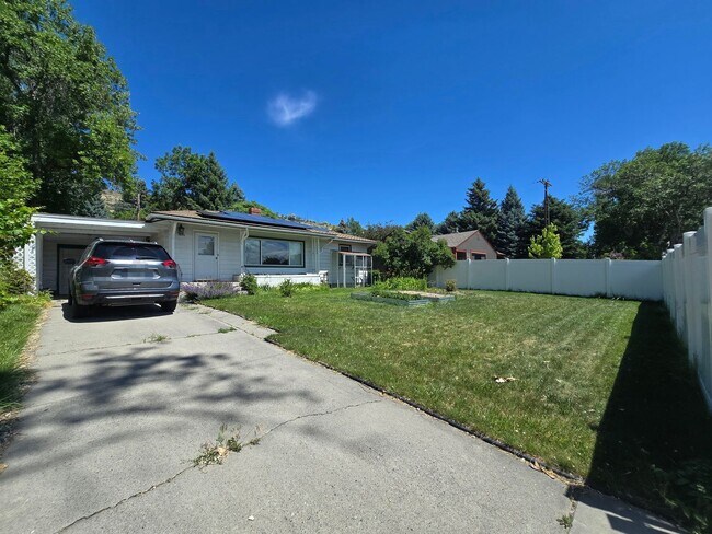 Foto del edificio - Spacious 4 Bedroom Home with Solar Panels, Fully Fenced Yard on Rimrock Rd