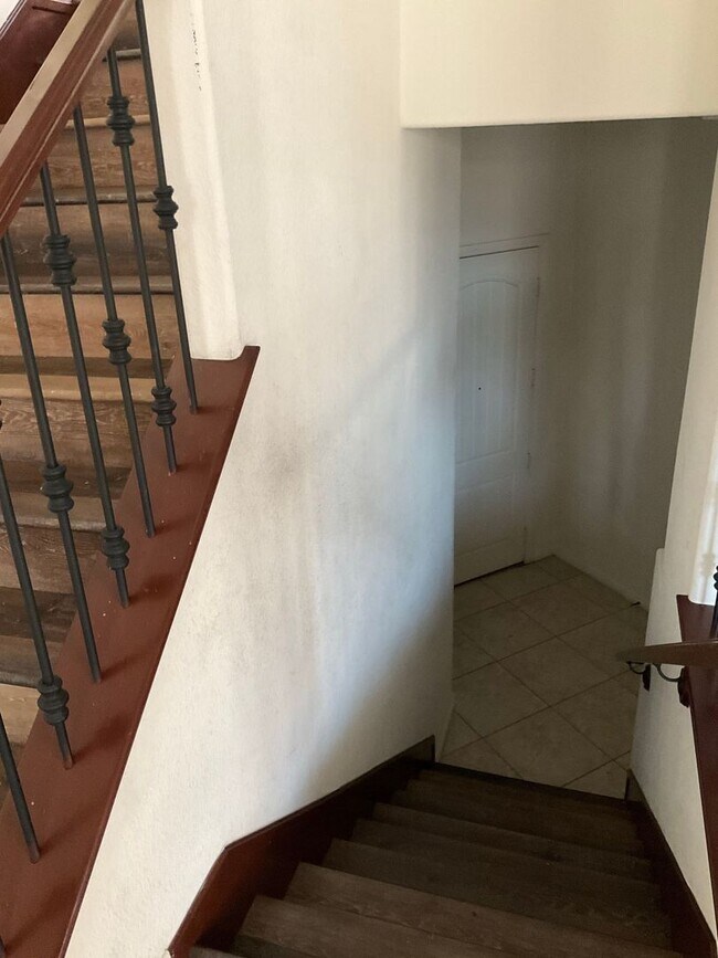 Building Photo - Upgraded 3-Bed, 3-Bath Home – All En-Suite...