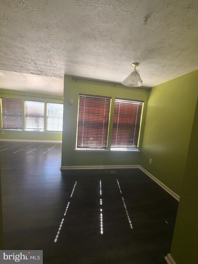 Building Photo - 18 Tamers Ct