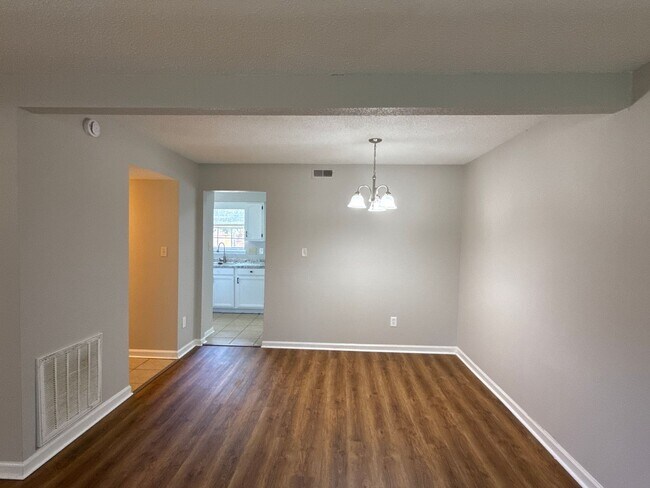 Foto del edificio - This 3 bedroom, 2.5 bathroom townhouse is ...