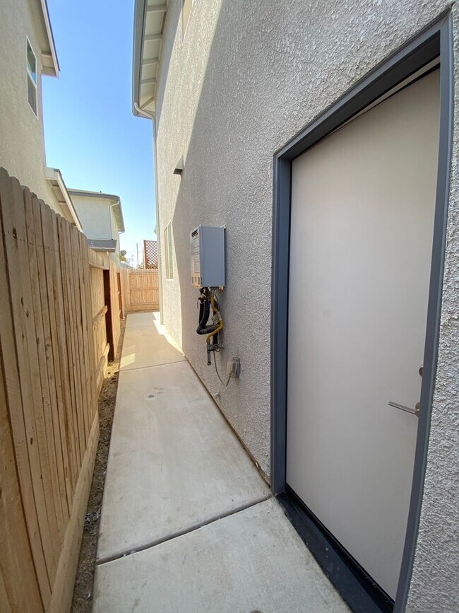Foto del edificio - Corner lot Woodside Home in NW Visalia com...