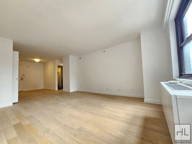 Building Photo - Luxury 1-Bedroom with 1.5 Baths | 22nd Flo...