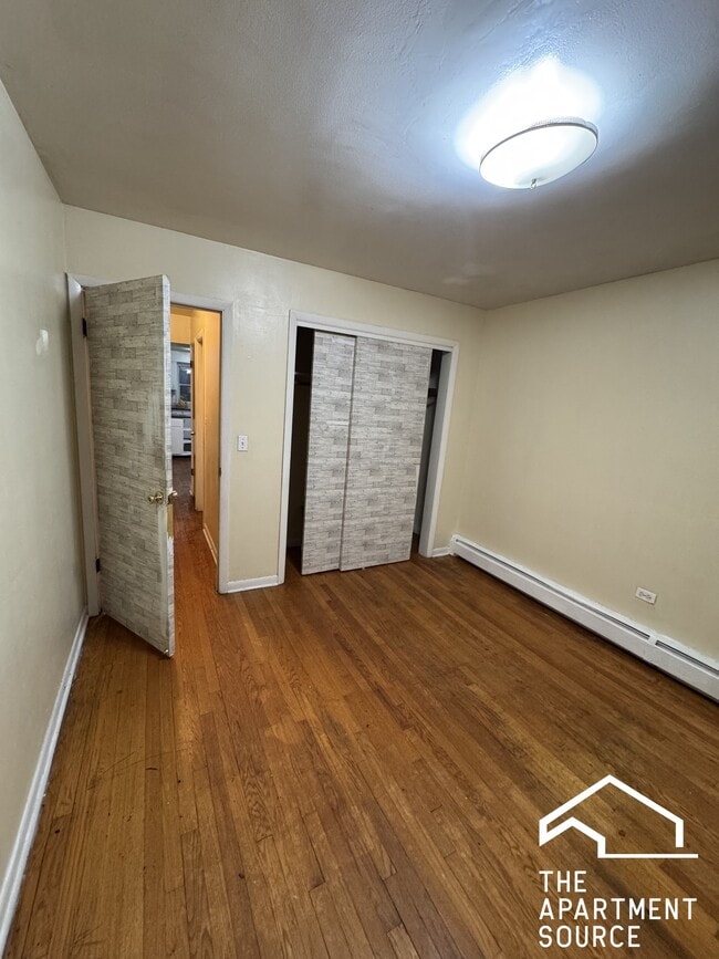 Building Photo - 7528 N Claremont Ave