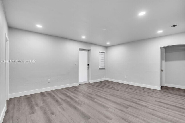 Building Photo - 648 South Dr