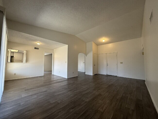 Foto del edificio - "Charming 4-Bedroom Haven with 2 Baths in ...