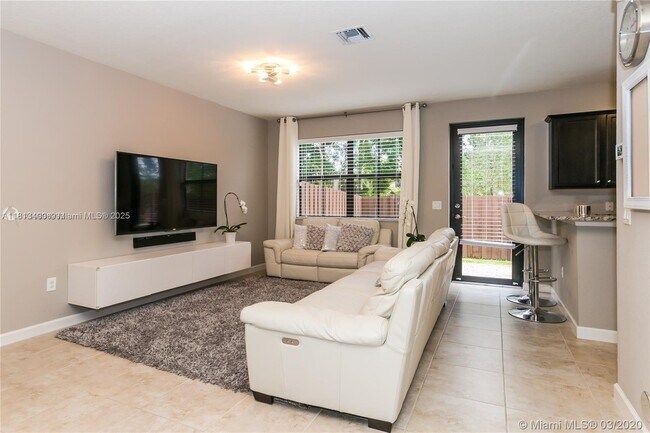 Foto del edificio - 12160 Village Pl