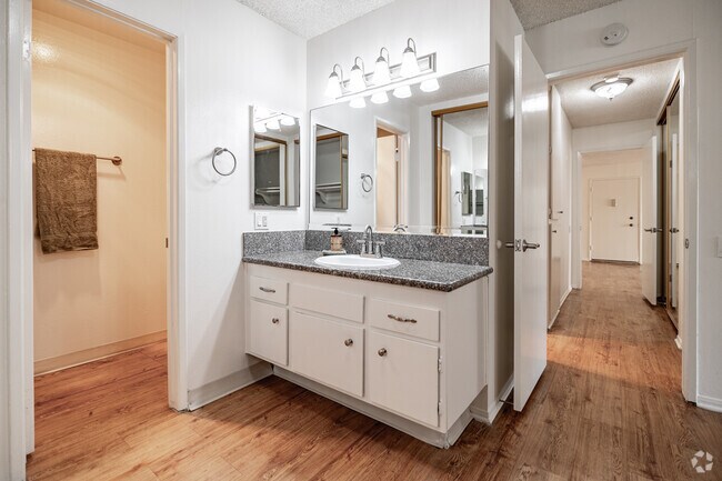 2BR, 2BA - 1,125SF - Primary Bathroom - Casa Del Amo