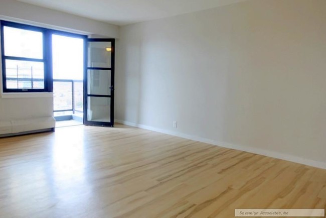 Living Area - 1370 Saint Nicholas