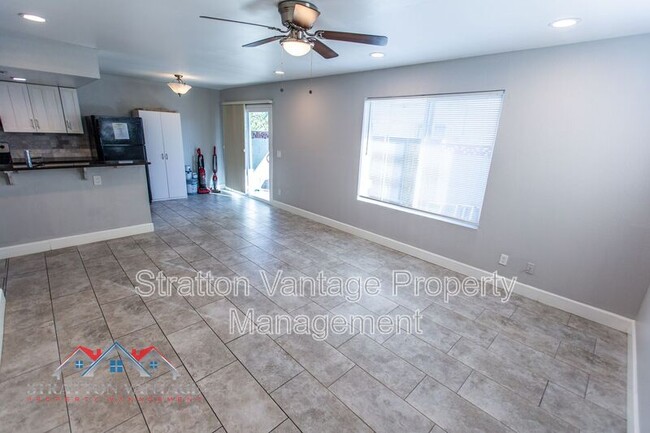 Building Photo - 2132 W Glenrosa Ave