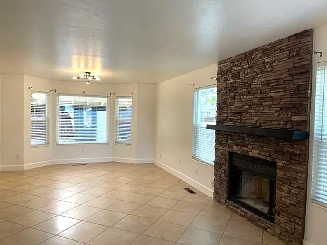 Building Photo - 2051 Burnside Dr