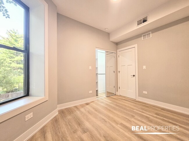 Building Photo - 438 W Belden Ave