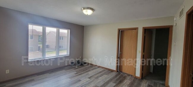 Building Photo - 160 Balcerzak Dr