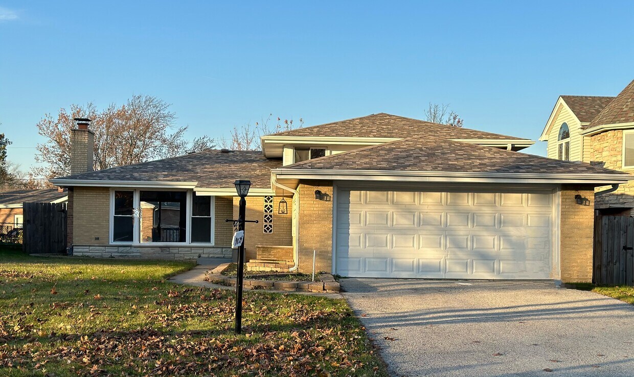 9024 W 92nd Pl, Hickory Hills, IL 60457 House Rental in Hickory Hills