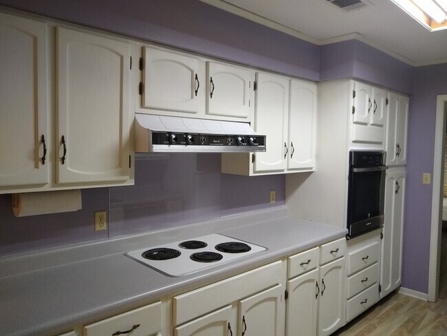 Building Photo - Beautiful 3 Bedroom 2 Bath Home