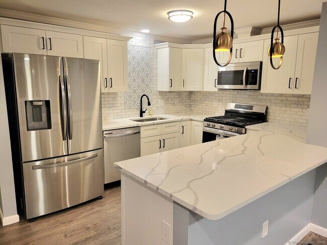 Building Photo - 13 Oak Forest Dr