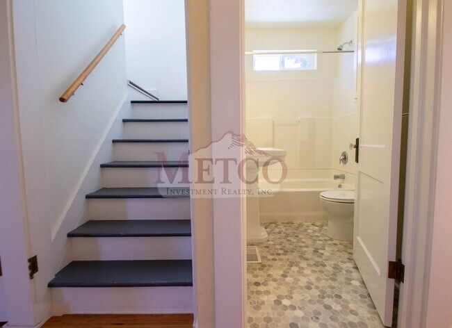Building Photo - Light & Bright Home In Eugene