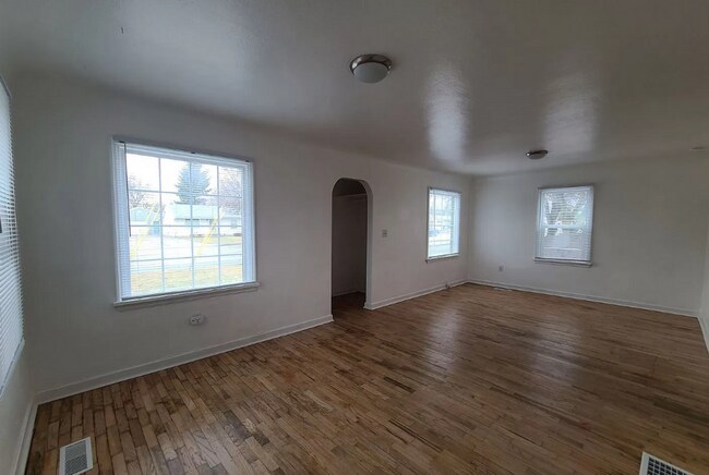 Building Photo - 2 Bed 1 Bath with 2 Bonus Rooms