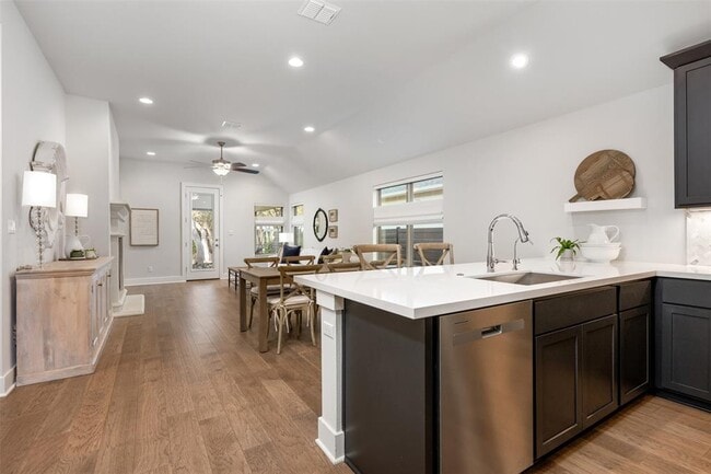 Foto del edificio - 418 Raleigh Dr