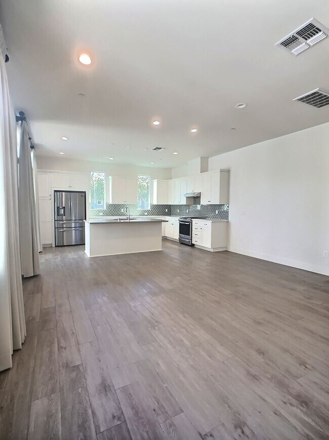 Foto del edificio - Bright 2 Bedroom Townhome in Downtown San Jose