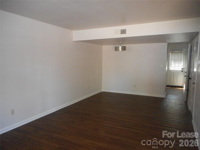 Foto del edificio - 7961 Shady Oak Trail
