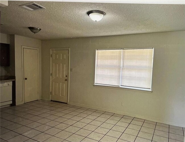Building Photo - 500 Kinler St