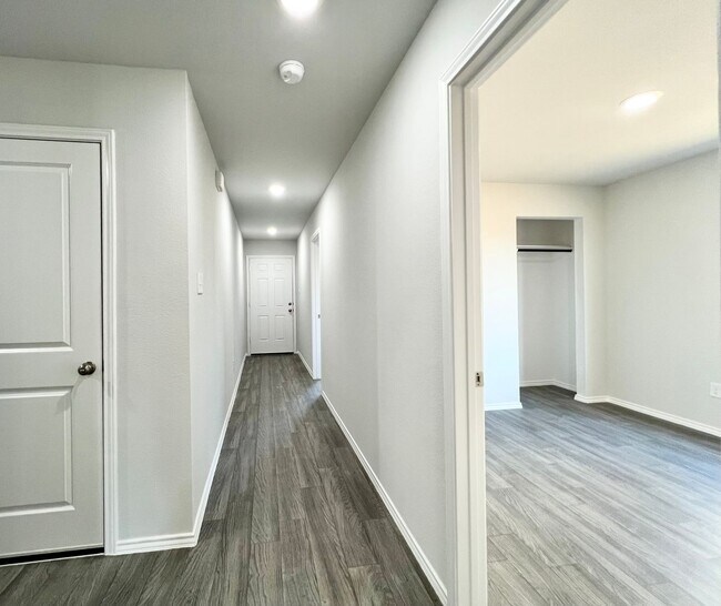 Foto del edificio - New 4 bedroom, 2 bath in Treaty Oaks Community