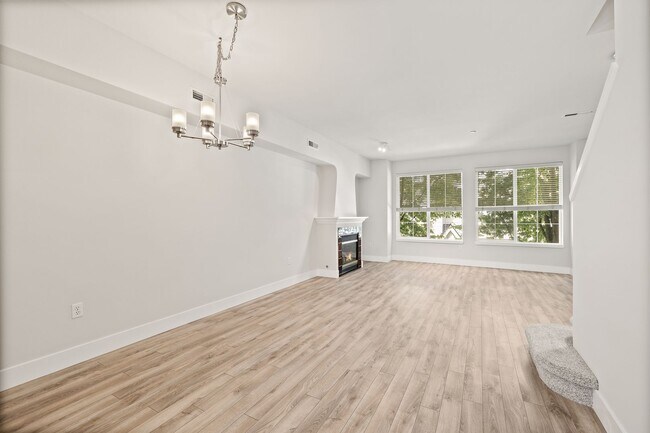Building Photo - Redmond 2 bedroom plus Den in Taluswood!