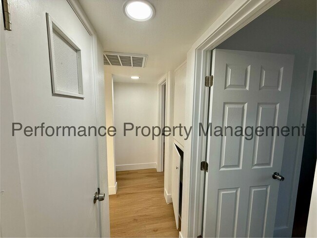 Building Photo - 3401 Squire Ln