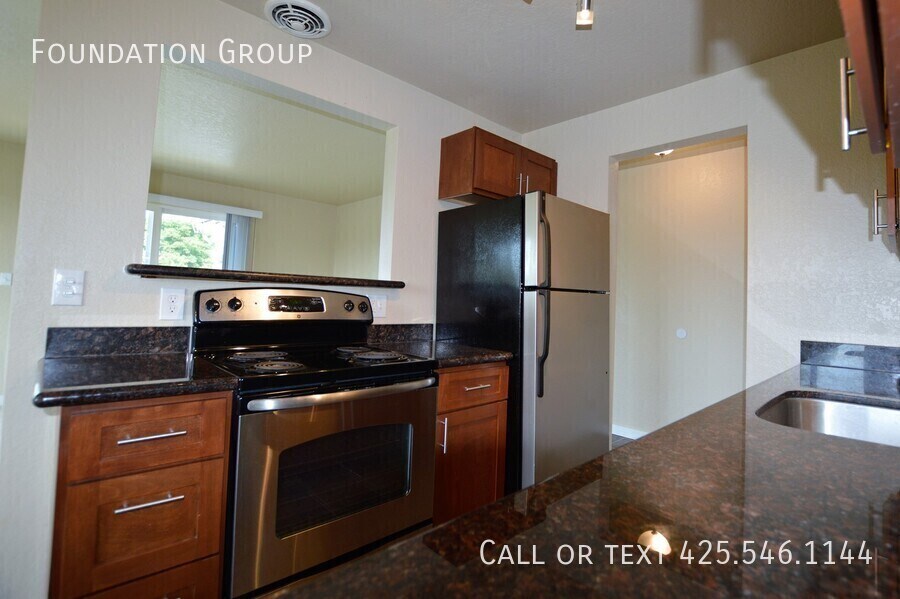 Primary Photo - Top Floor, Light filled 2 bed/2 bath with ...