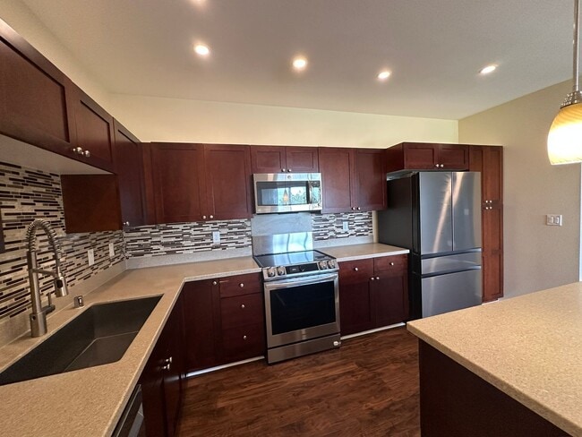 Building Photo - Welcome to the second city of Kapolei. Thi...