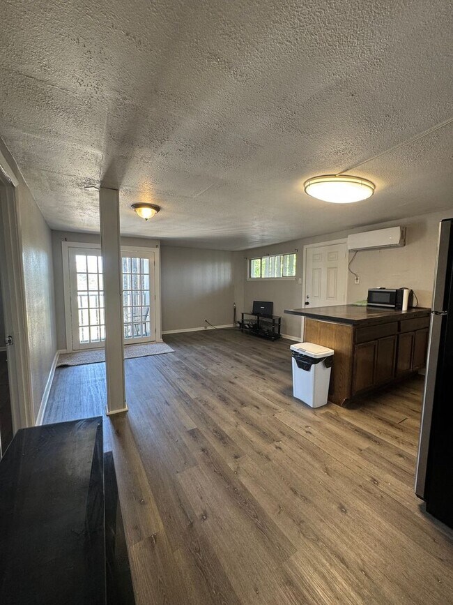 Building Photo - Charming Updated Duplex