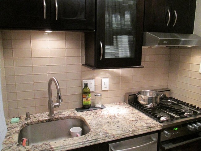 Stainless steel Gas Range with Electric Oven - 1121 ARLINGTON Blvd