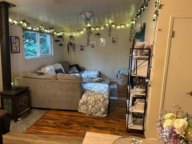 Ling room - 1017 Oakes Ave