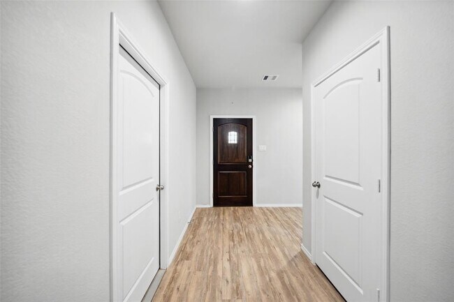 Foto del edificio - 14102 Silver Falls Ct