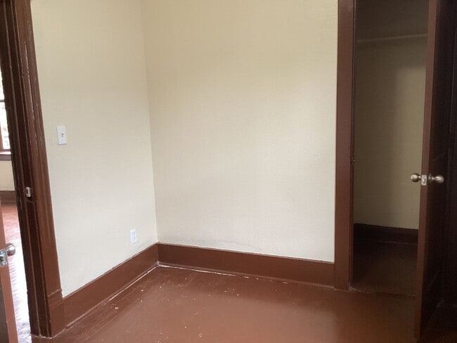 Building Photo - 2 Bedroom Upper Duplex
