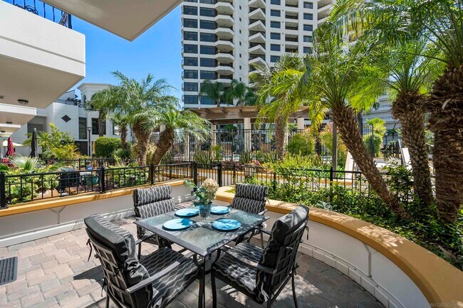 Foto del edificio - 700 W Harbor Dr