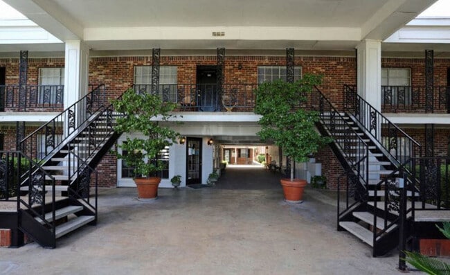 Building Photo - Towne Oaks II