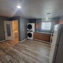 Building Photo - 611 S Willow Ave
