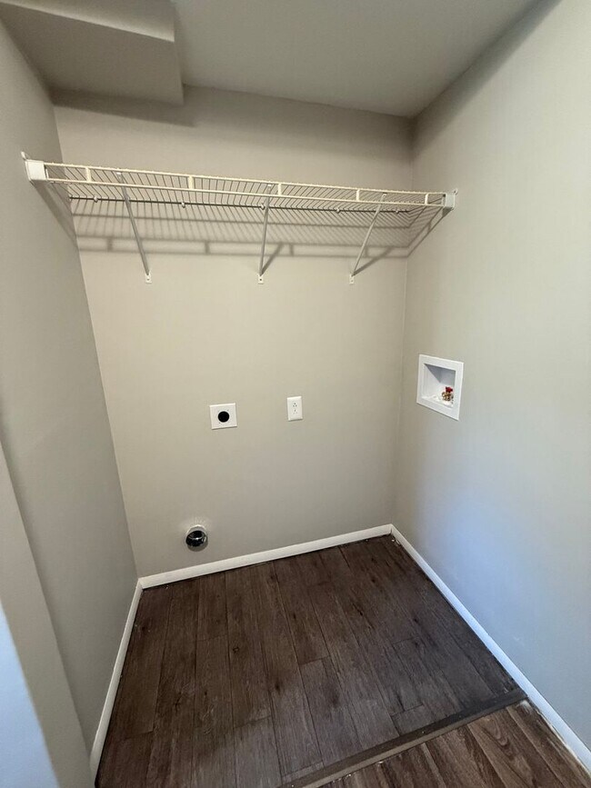 Foto del edificio - 4805 Lakeside Dr