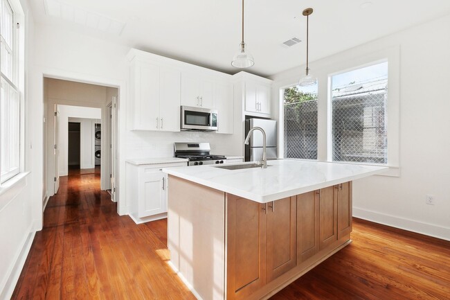 Foto del edificio - Chic Marigny Living – Brand-New 1 Bed, 1 B...