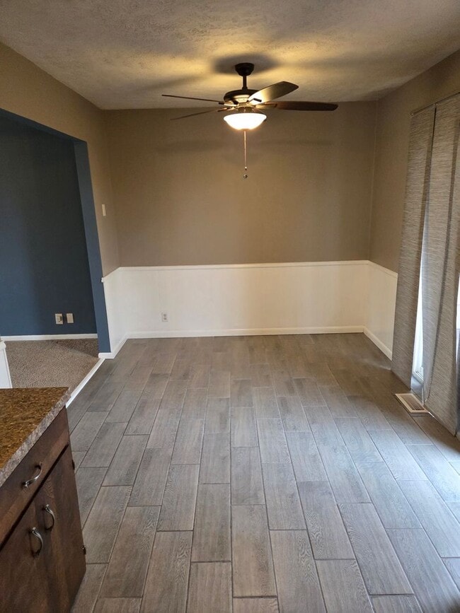 Foto del edificio - 3 bed 1.5 bath, 2 car garage, fenced in backyard, newly remodeled