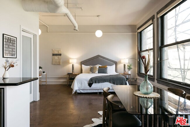 Foto del edificio - 108 W 2nd St