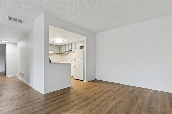 Building Photo - Available Immediately – 2B/1B First-Floor ...