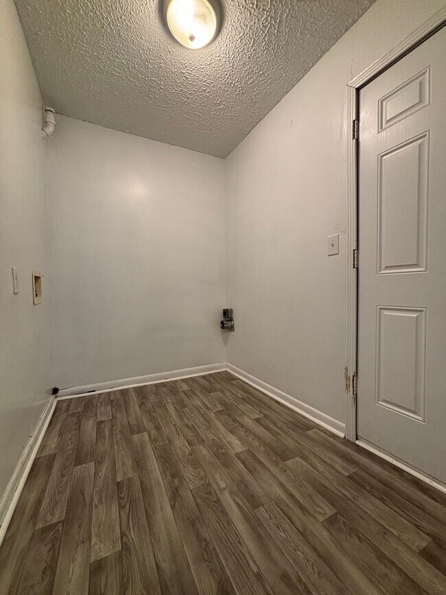 Building Photo - One Bedroom Duplex Available with Washer/D...