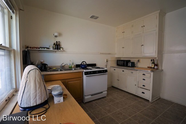 Foto del edificio - 1 br, 1 bath Apartment - 508 W. Wilson St. #1