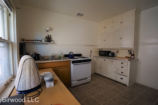 Building Photo - 1 br, 1 bath Apartment - 508 W. Wilson St. #1