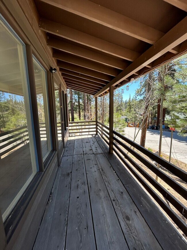 Foto del edificio - Adorable Al Tahoe ADU Cabin with Great Meadow Views!
